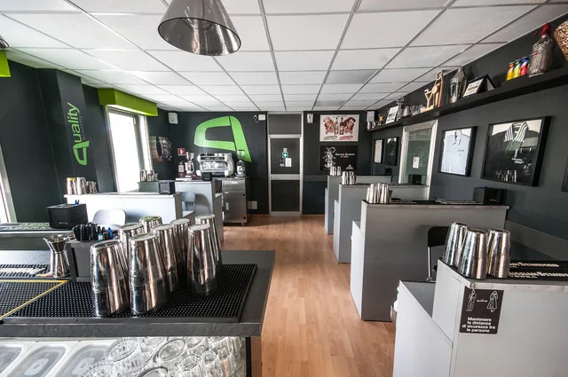 Le postazioni bar della nuova aula con shaker e bicchieri pronti per la lezione