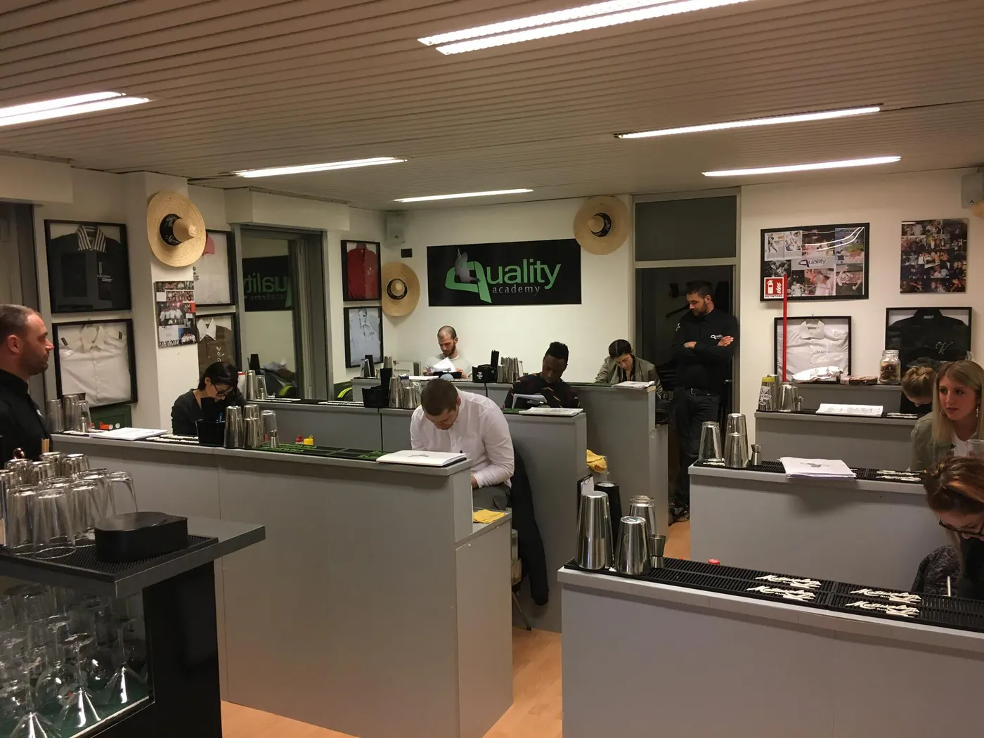 L'aula di Quality Academy con i partecipanti alle postazioni bar durante una lezione